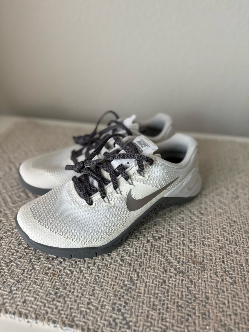 Women’s Nike Metcon 4 training shoes, size 6